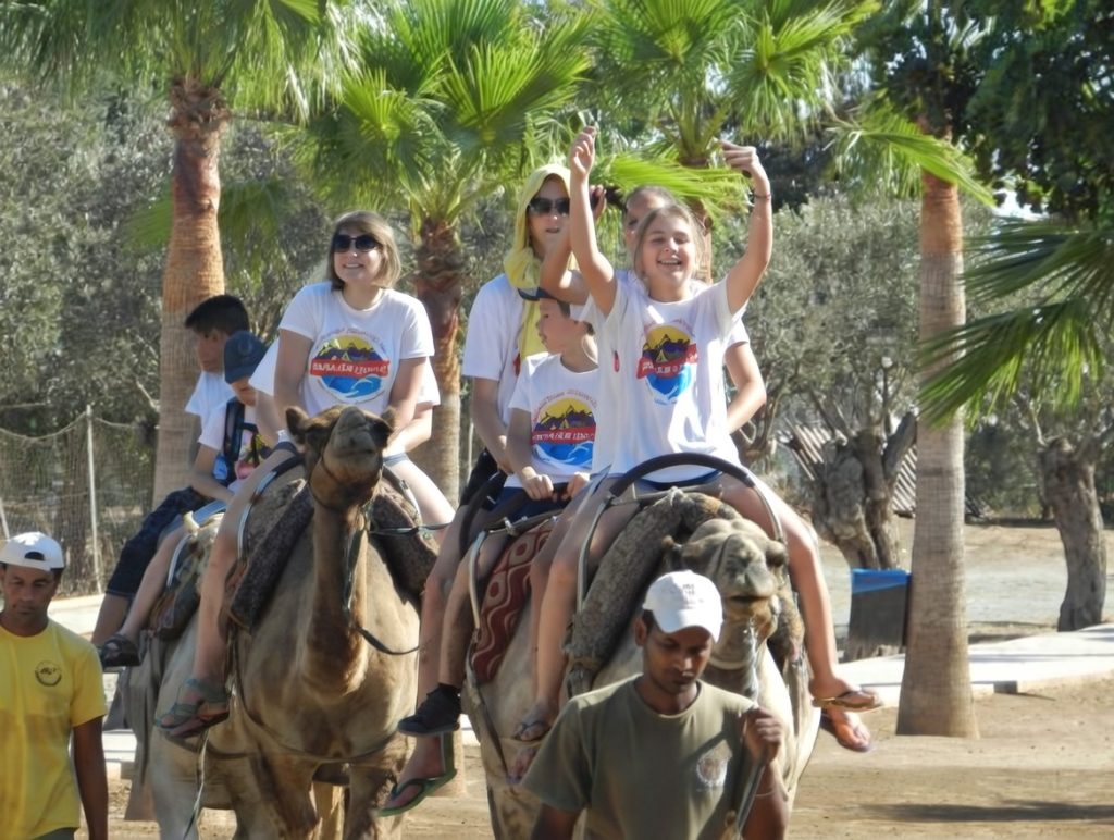 Niños montando camellos