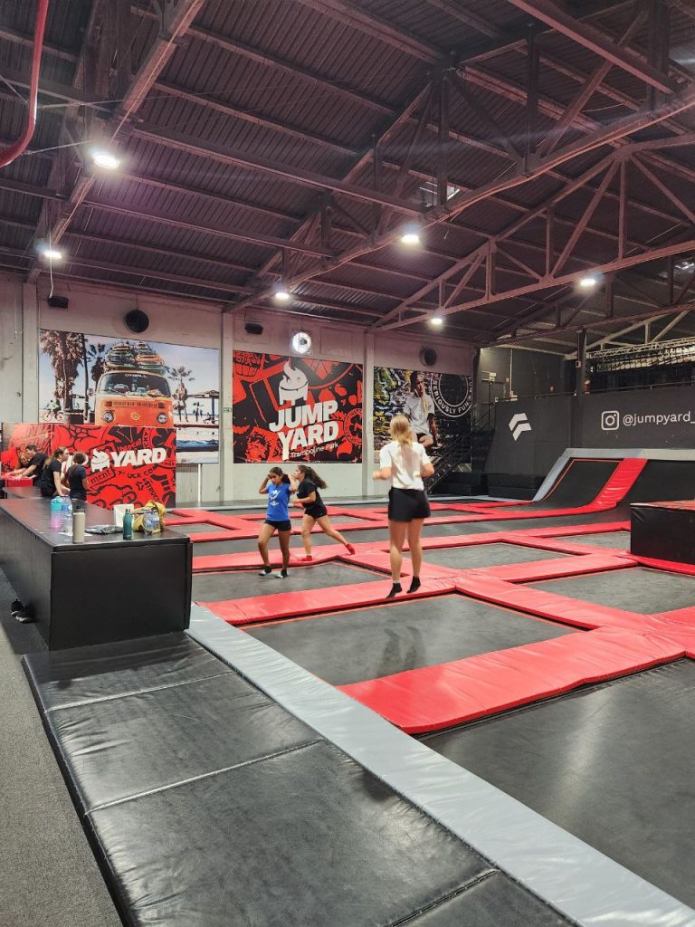 Visitando el parque de trampolines